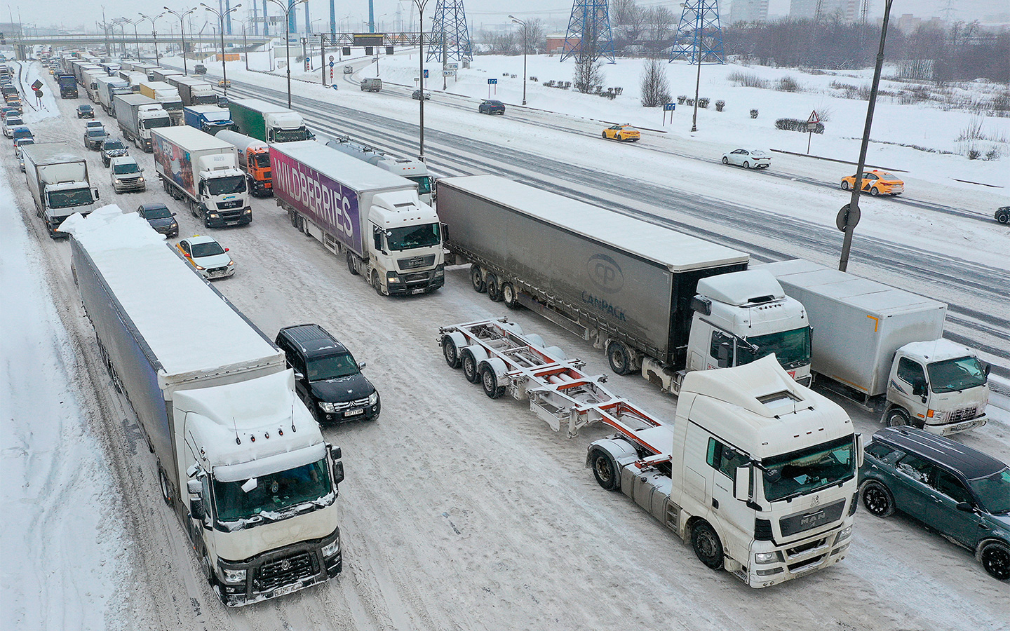 Въезд грузового транспорта. Въезд на МКАД для грузовиков 2021. Фуры на МКАДЕ. Грузовики на МКАД ограничения. Пробка грузовиков.